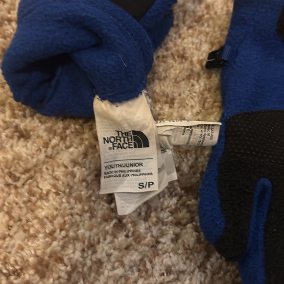 The North Face kids fleece gloves. Size S i think the model is Denali - Picture 3 of 3